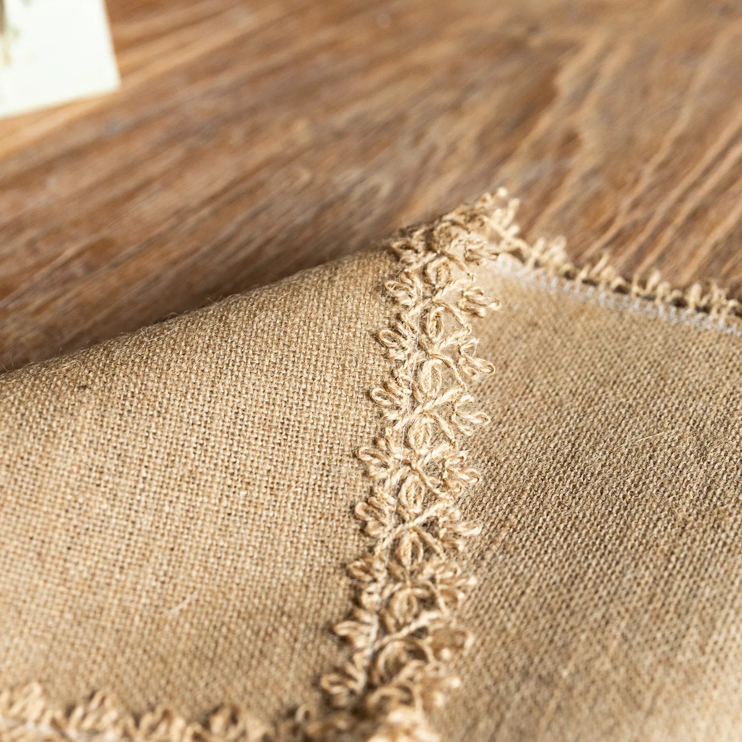 Stylish Placemats: Bulap Bliss for a touch of rustic elegance.