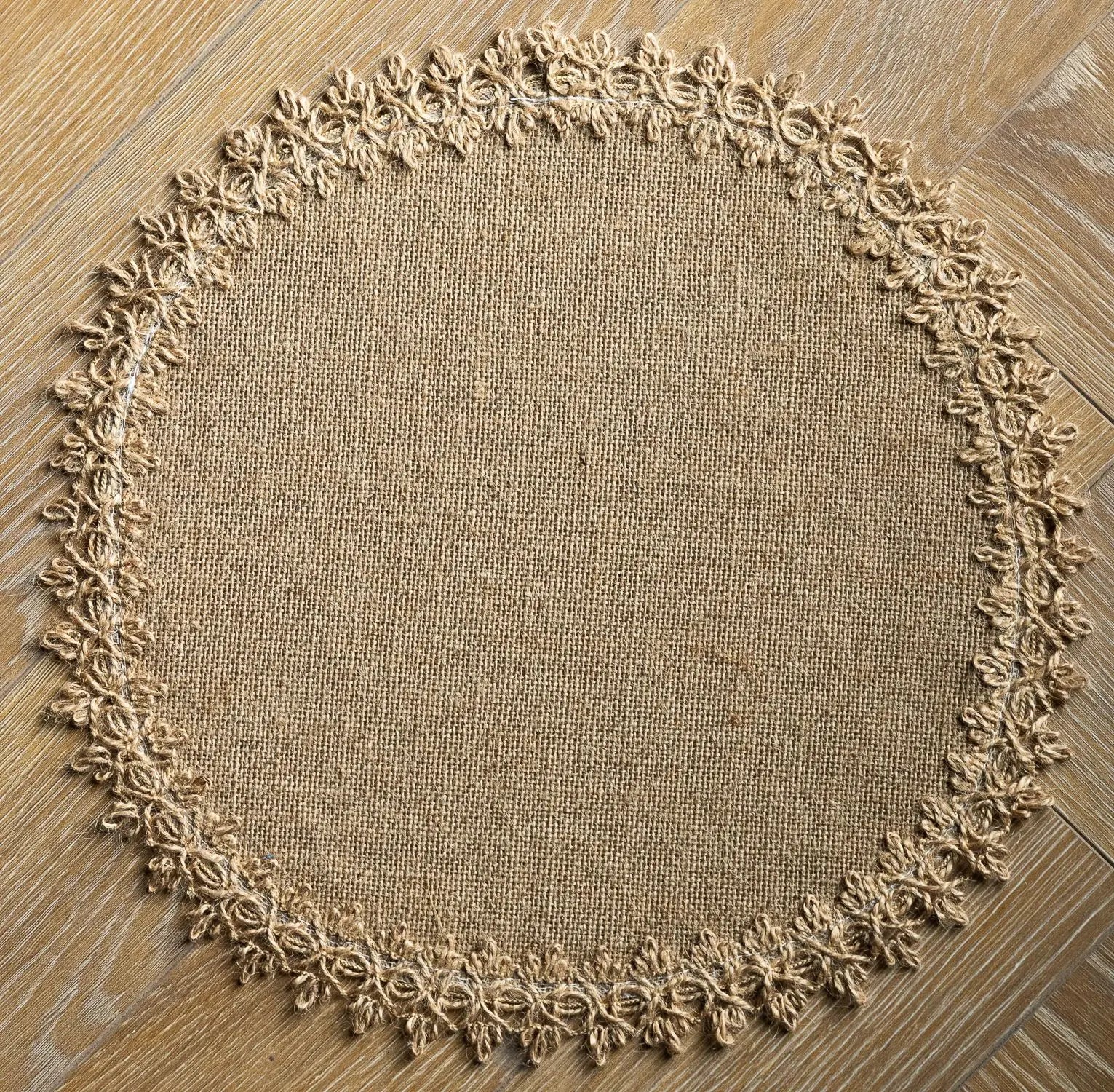 Stylish Placemats: Bulap Bliss for a touch of rustic elegance.