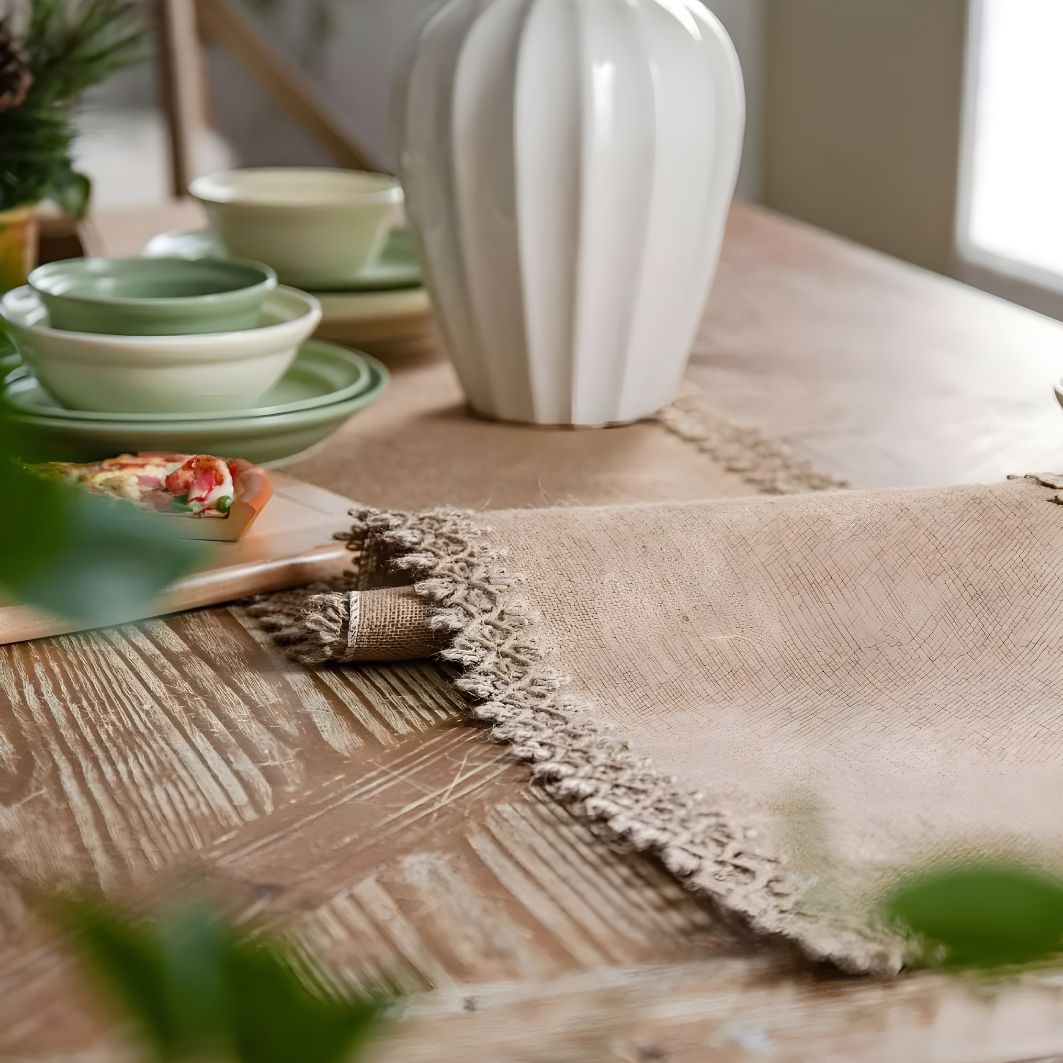 Stylish Placemats: Bulap Bliss for a touch of rustic elegance.