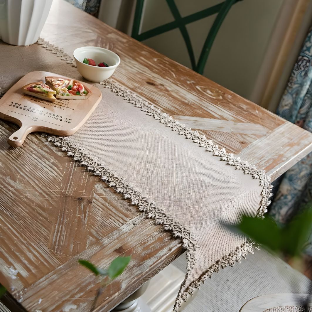 Stylish Placemats: Bulap Bliss for a touch of rustic elegance.